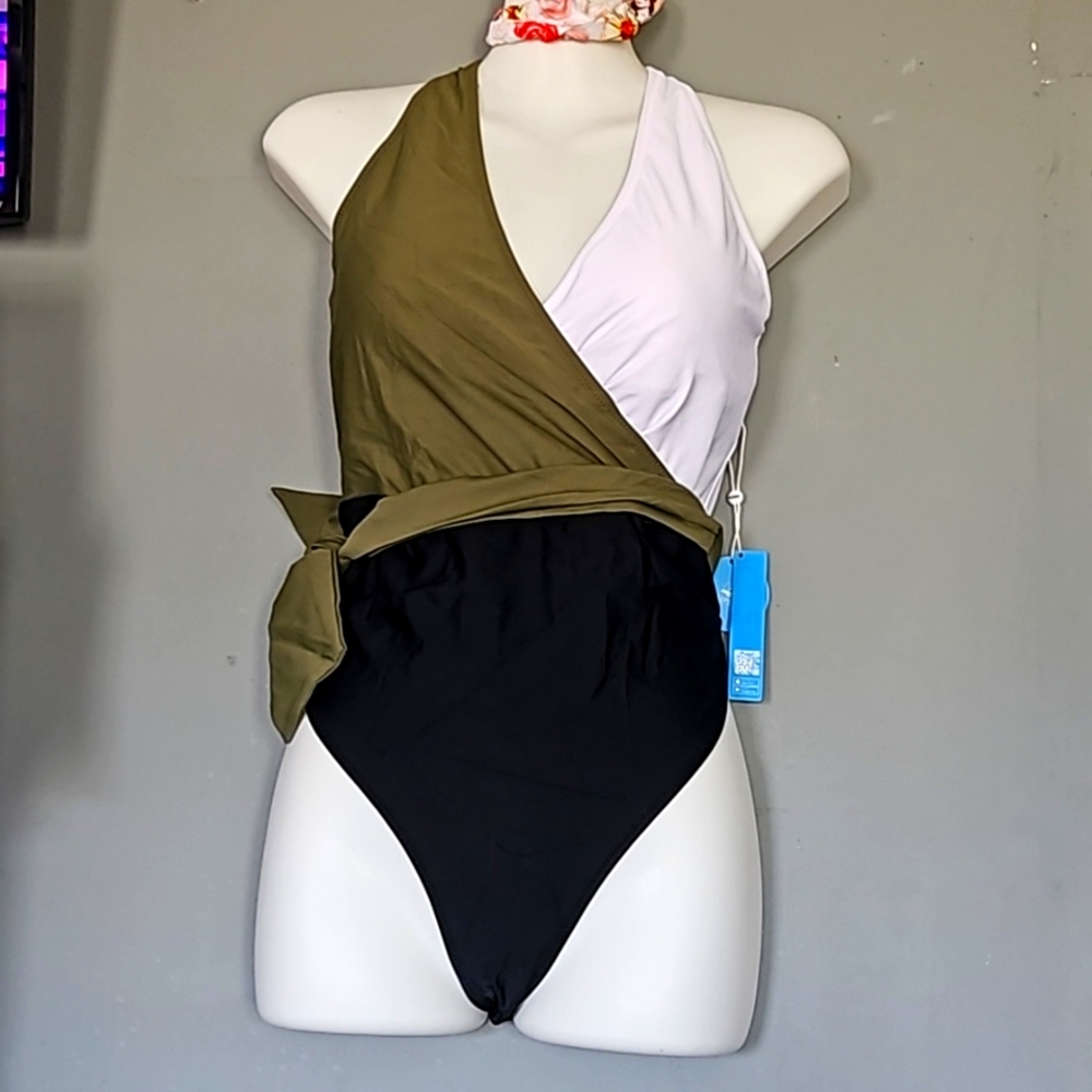 New  Cupche swimming suit size Large